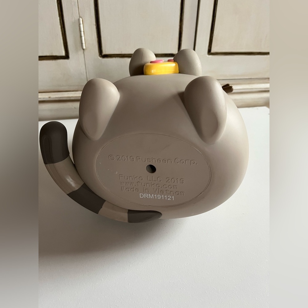 Large Funko Pop! Vinyl Jumbo 10 in Pusheen - Pusheen with Pizza Cat Cartoon 2019 - Picture 5 of 6